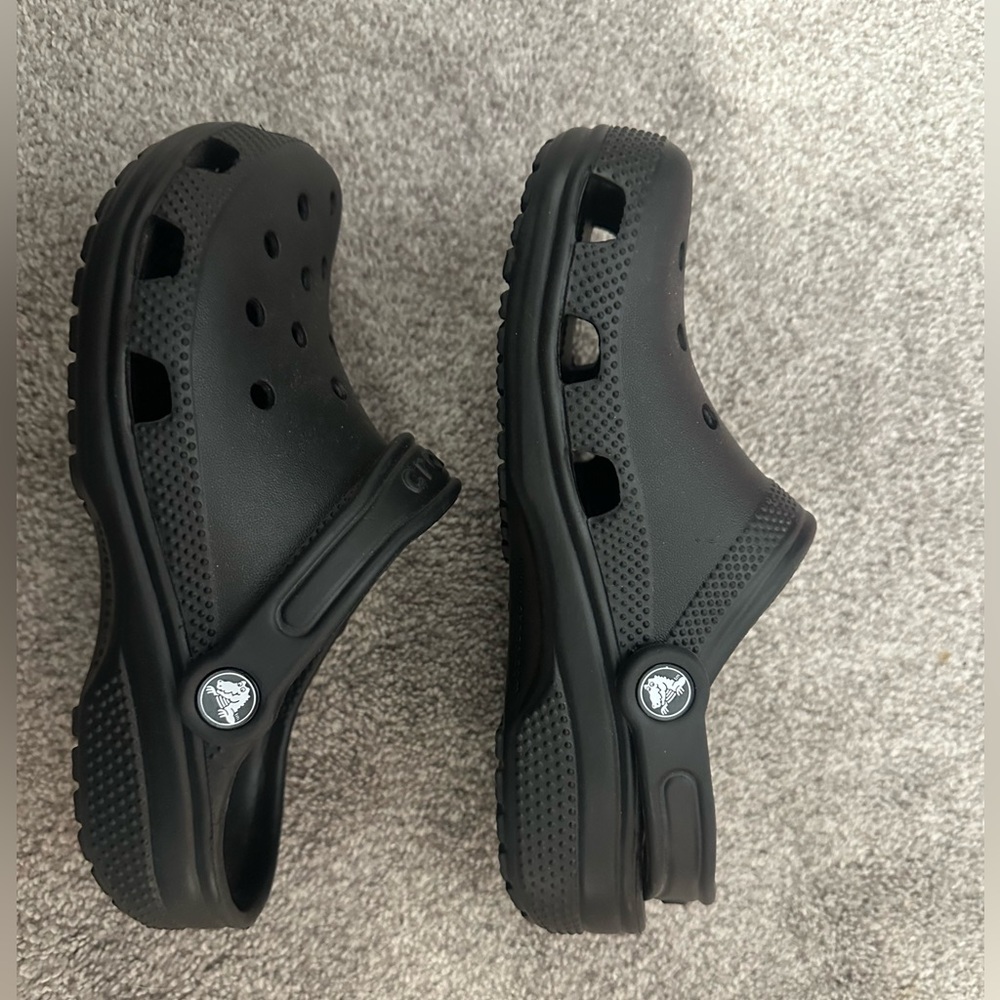 Black Crocs (Girls Sz 4) (Like New)
